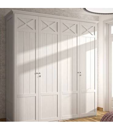 Armario de madera con cuatro puertas