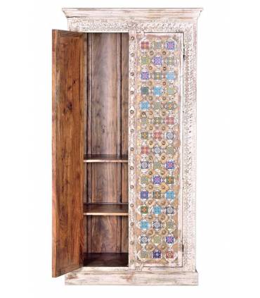Armarios de madera con dos puertas y tres estanterías interiores