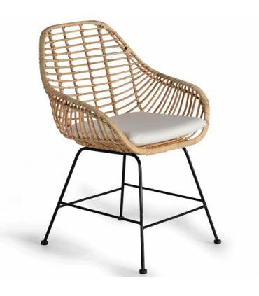 Silla de ratán con patas metálicas