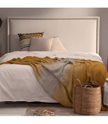 Cabecero de estilo clásico blanco con tachuelas en color dorado.