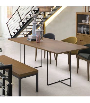Mesa de comedor con patas metálicas de 160cm.