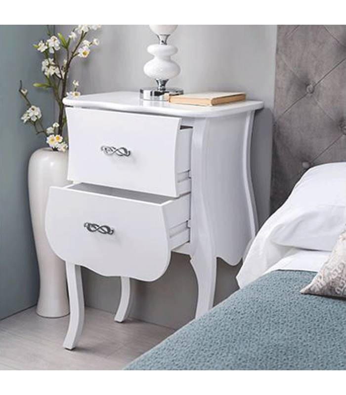 Mesita de noche moderna de color blanco con tiradores metálicos.