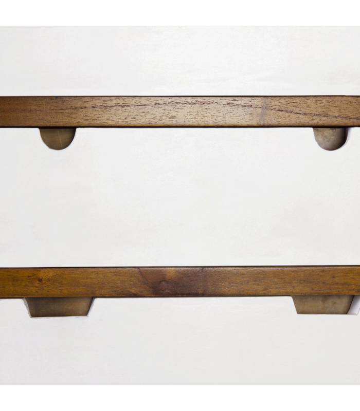 Cómoda grande de madera de teka con los cajones en blanco.