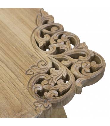 Mesa de centro de madera de teca reciclada con una esquina labrada.
