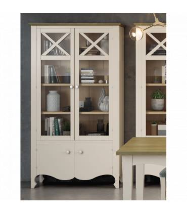 Vitrina alta de madera maciza con estilo clásico.