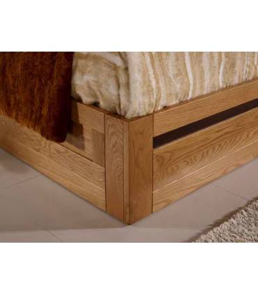 Detalle cama abatible fabricada en madera de roble color natural