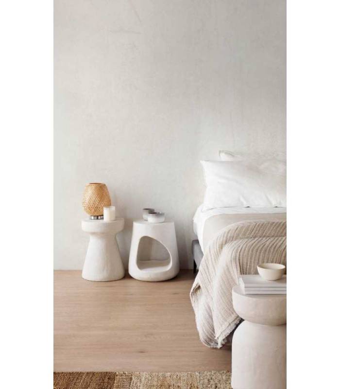 Mesa auxiliar de diseño color blanco o arena. Fabricado por GABAR