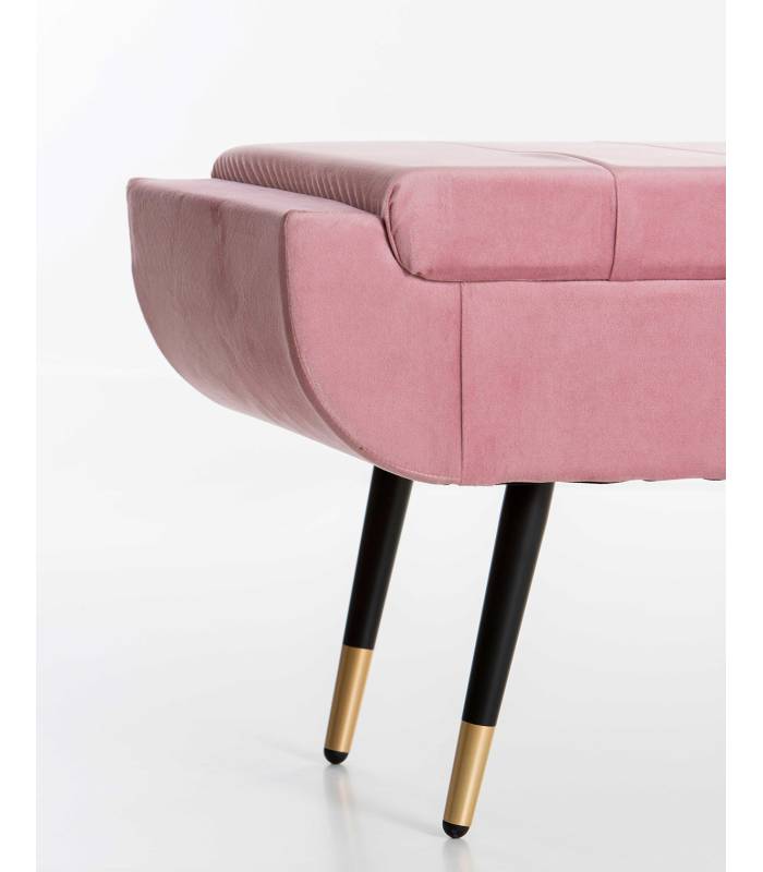 Banqueta de pie de cama estilo vintage en terciopelo rosa. De GDECO