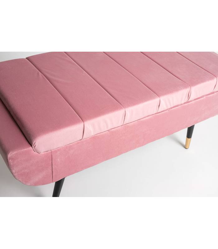 Banqueta de pie de cama estilo vintage en terciopelo rosa. De GDECO