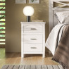 Perspectiva Frontal de Mesita de Noche Colección Cerdeña Ambiente Dormitorio con Iluminación Cálida