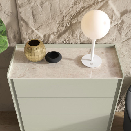 Mesa de Noche con Amplia Superficie Funcional y Detalles de Diseño Exclusivo