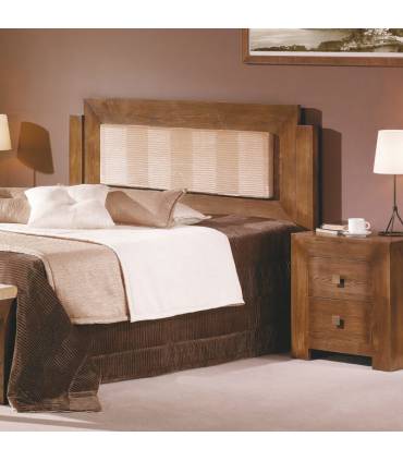 Cama de estilo rústico realizada en madera de alta calidad.