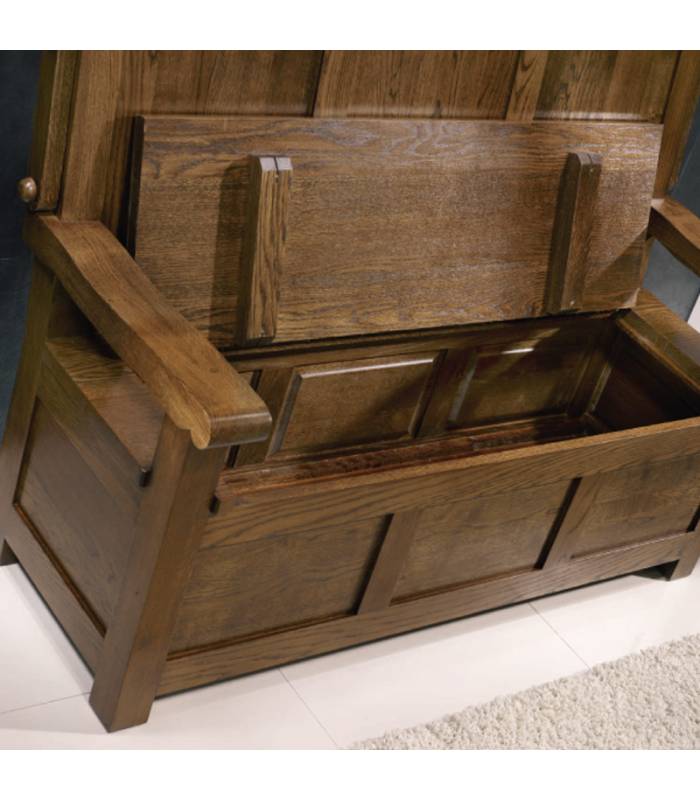 Banco realizado con madera de roble macizo.